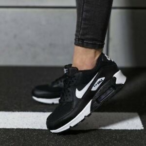 Air max 90 black and white.